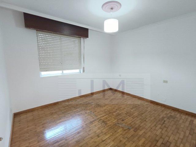 Se vende céntrico piso de cuatro dormitorios